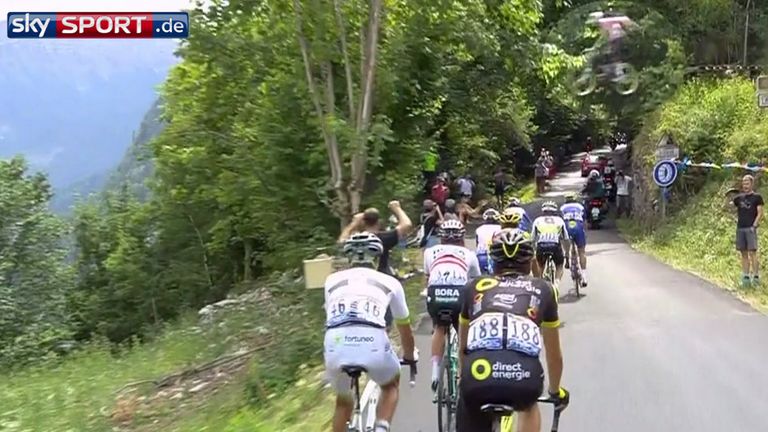 Auf der zehnten Etappe sorgt ein Sprung über das Fahrerfeld für Aufsehen.