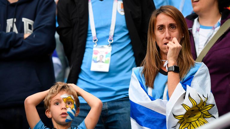 Zwischen ungläubig und untröstlich: Das Aus Uruguays setzt diesen beiden Fans auf unterschiedliche Art zu.