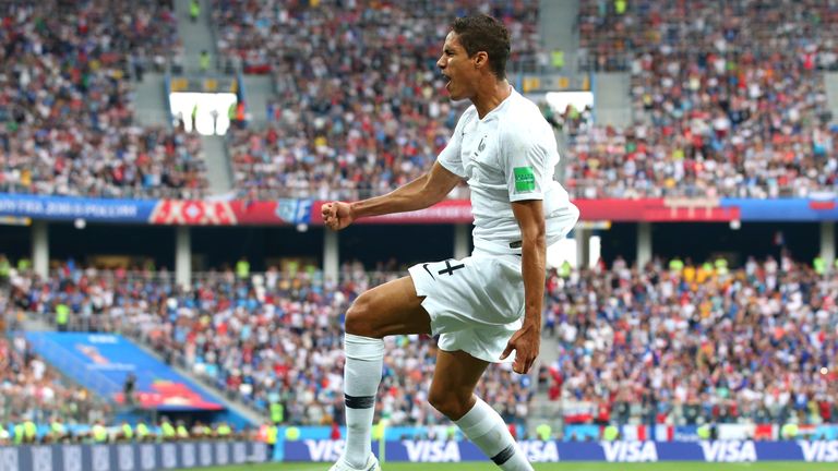 Varane ist in Frankreichs Defensive oft der Fels in der Brandung, leistet sich aber auch hin und wieder kleine Fehler. Seine Kopfballstärke zahlt sich, wie beim Treffer zum 1:0 gegen Uruguay, auch in der Offensive aus.