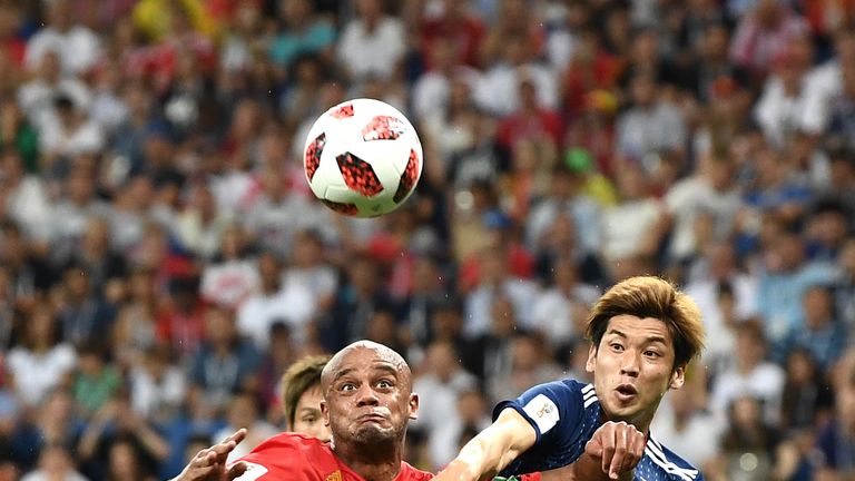 Vincent Kompany (l.) im Zweikampf mit Yuya Osako