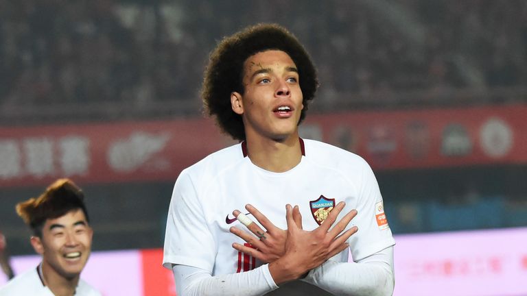 Das könnte mit ein Grund sein, warum die Dortmunder weiter nach einem Sechser suchen. Jüngstes Gerücht: Axel Witsel. Der Belgier steht derzeit noch bei Tianjin Quanjian in China unter Vertrag und würde den BVB satte 40 Millionen Euro kosten.
