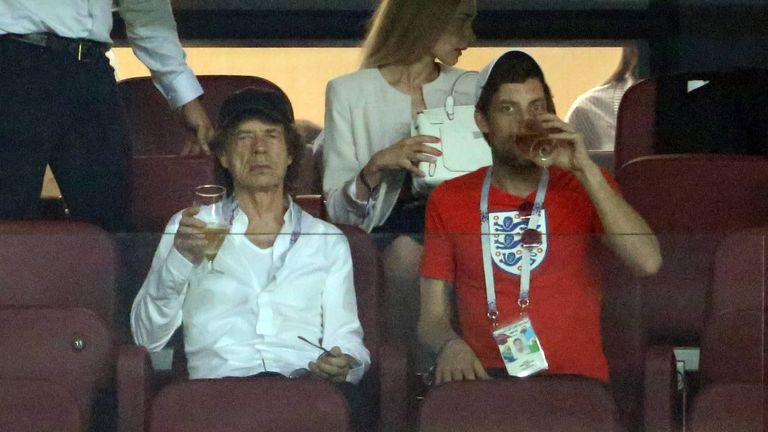 Auch Edelfan Mick Jagger trinkt natürlich Bier auf der Tribüne - allerdings nicht aus einem Plastikbecher.