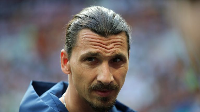 Zlatan Ibrahimovic blickt nach der verlorenen Wette mit David Beckham skeptisch drein. 