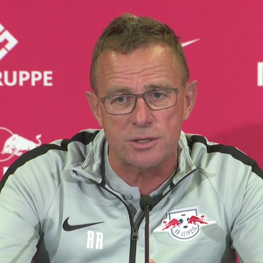 Handy am Tisch! Rangnick muss ans Strafenrad