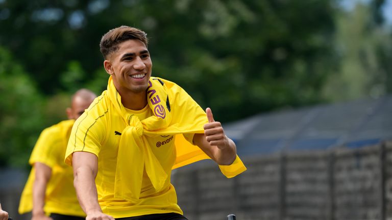 Ein 'Königlicher' in Schwarz-Gelb: Der marokkanische Nationalspieler Achraf Hakimi soll in dieser Saison die Außenbahn bei Borussia Dortmund bewachen - und danach zu Real Madrid zurückkehren.