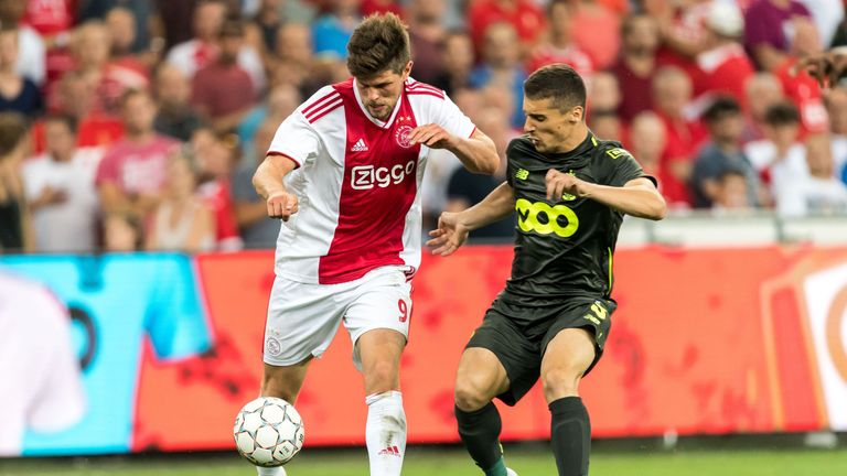 Klaas Jan Huntelaar (l.) brachte Ajax 1:0 in Führung.