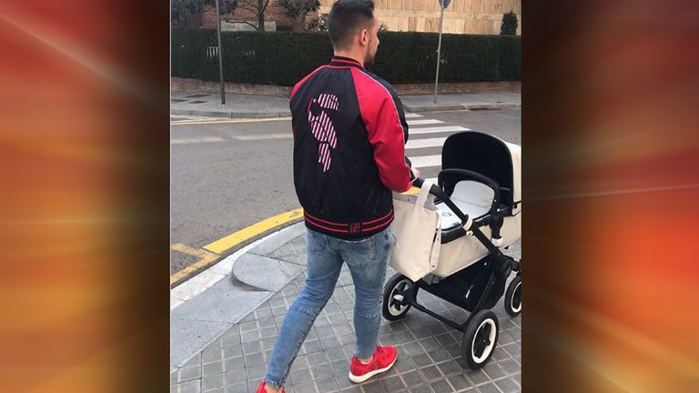 Paco Alcacer geht mit seinem Kind spazieren. (Bildquelle: Instagram/@paco93alcacer)