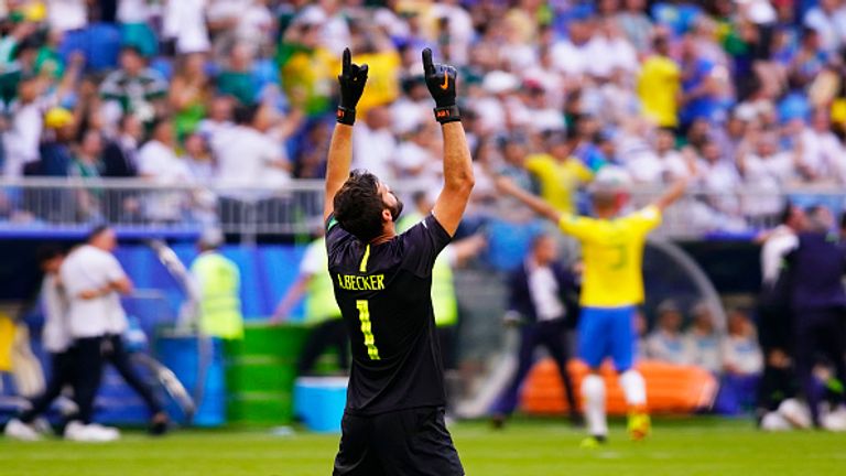 Allisson Becker debütiert in Liverpool. Ein passendes Trikot wurde ihm aber noch nicht organisiert.