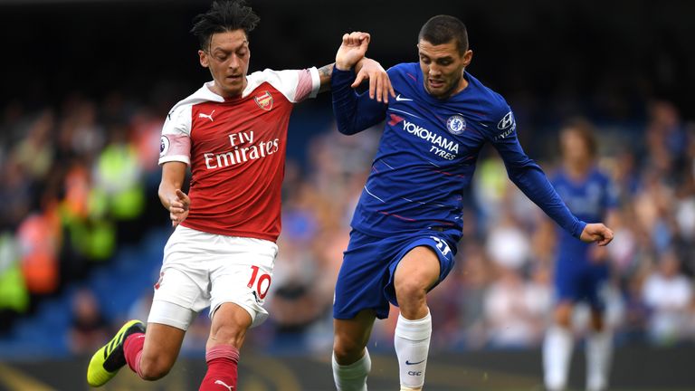 Arsenals Mesut Özil im Duell mit Chelseas Mateo Kovacic. 