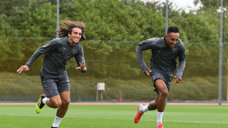 Pierre-Emerick Aubameyang (r.) gewinnt das Sprintduell gegen Matteo Guendouzi (l.).
