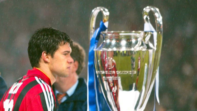 FUSSBALL : CHAMPIONS LEAGUE 01/02 , FINALE , Glasgow , 15.05.02..BAYER 04 LEVERKUSEN - REAL MADRID  1:2..REAL MADRID CHAMPIONS LEAGUE SIEGER 2002..Michael BALLACK / LEVERKUSEN und der POKAL..FOTO:BONGARTS/Martin-Rose