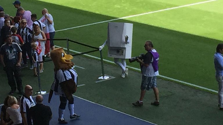 Ein Boiler ist das neue Maskottchen von West Bromwich Albion. (Quelle: Twitter/@mattwilson_star)