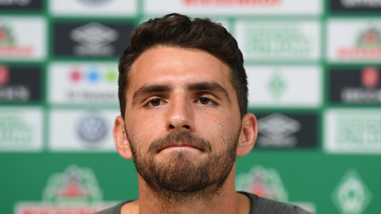 Keine guten nachrichten für Werder Bremen und Stefanos Kapino: Der Torwart fällt länger aus als befürchtet. 