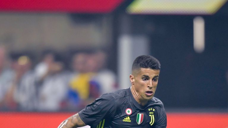 Joao Cancelo (24), Juventus Turin: Der rechte Außenverteidiger kostet die alte Dame satte 40 Millionen Euro. Er kommt vom FC Valencia und spielt künftig mit Landsmann Cristiano Ronaldo zusammen.