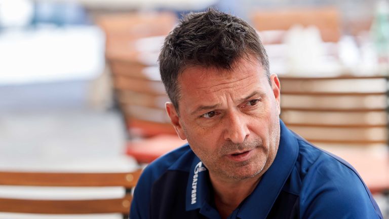 Schalkes Sportvorstand Christian Heidel nimmt seinen Trainer Domenico Tedesco in Schutz.