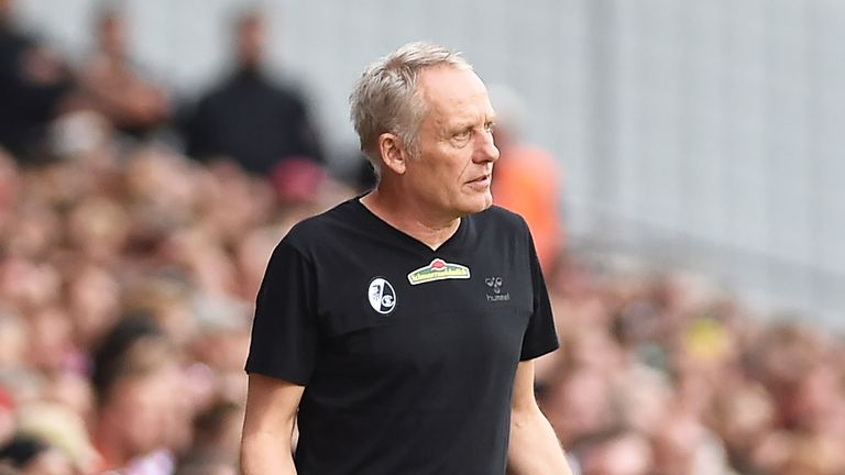 Christian Streich und seine Freiburger müssen in Cottbus nachsitzen.