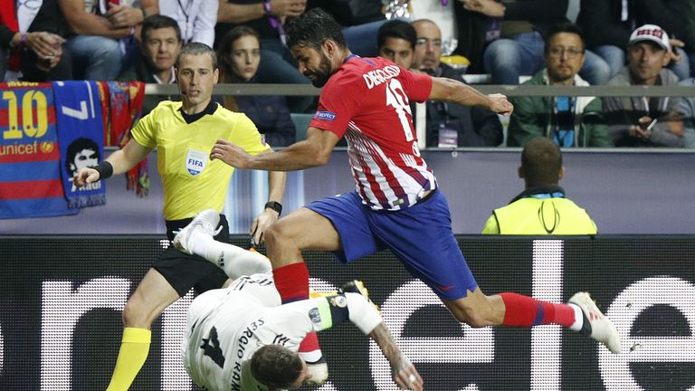 Diego Costa und Sergio Ramos im nächsten harten Zweikampf.