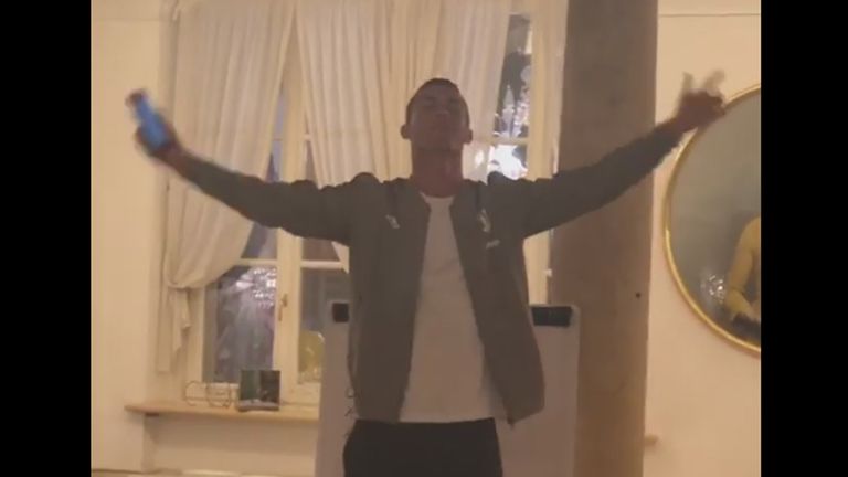 Cristiano Ronaldo schmettert zum Juve-Einstand ein Lied (Quelle: instagram.com/cuadrado).