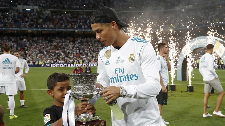 Cristiano Ronaldo (r.) traut seinem Sohn in Zukunft in fußballerischer Sicht einiges zu.