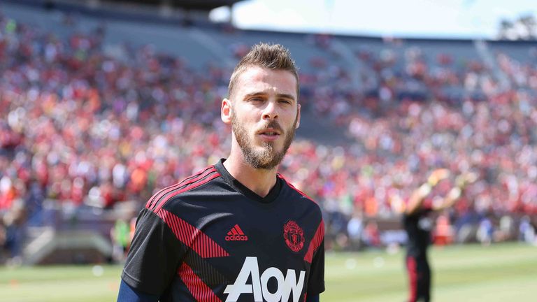 Und wieder die Frist verpennt. Im Sommer 2015 sollte der Torwart der "Reds", David De Gea, für 30 Millionen Euro zu Real Madrid wechseln. Der Transfer platzte allerdings in letzter Sekunde. Die Unterlagen kamen nicht rechtzeitig beim spanischen Ligaverband an. 