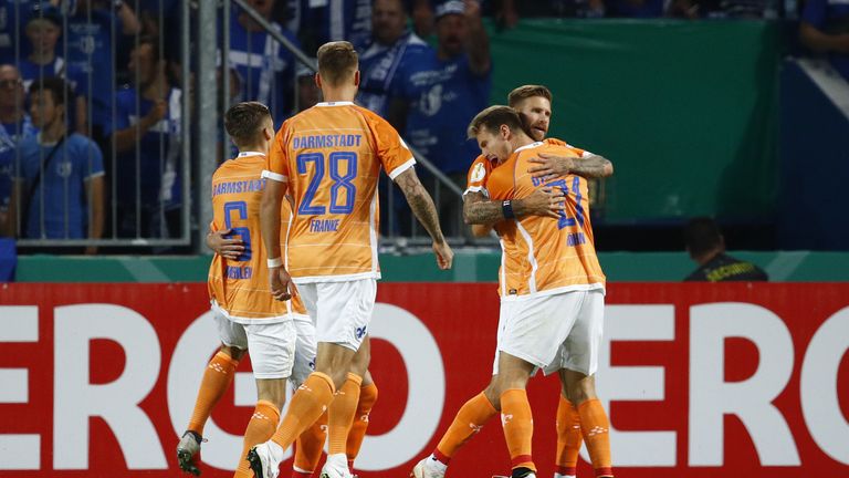 Darmstadt 98 steht dank des Elfmeter-Treffers von Tobias Kempe in der zweiten Runde des DFB-Pokals. 