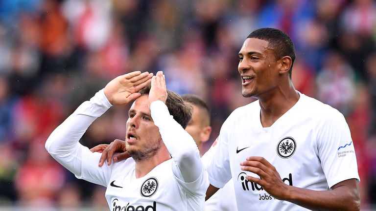 Müller und Haller treffen für die Eintracht und sichern drei Punkte.