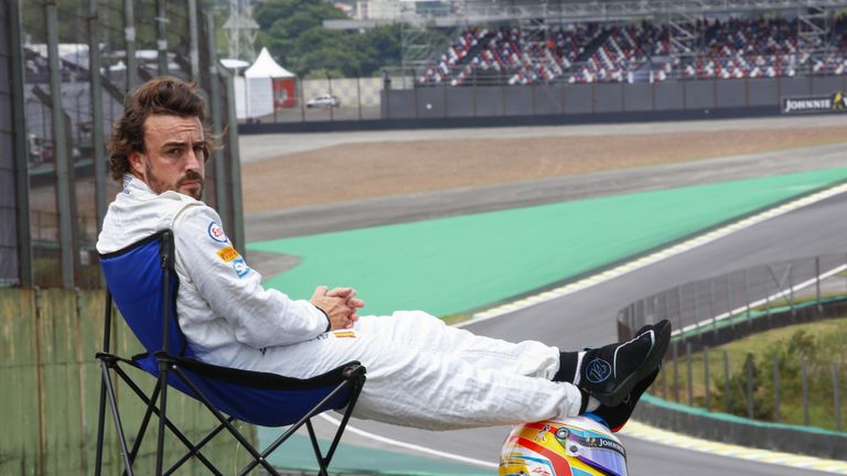 Alonso und der Campingstuhl: 2015 stoppte Alonso nach einem frühen Motorenproblem im Qualifying in Brasilien das Rennen und sonnte sich die restliche Zeit im Liegestuhl.  Der Auslöser für zahlreiche Photoshop-Experimente in den sozialen Netzwerken.