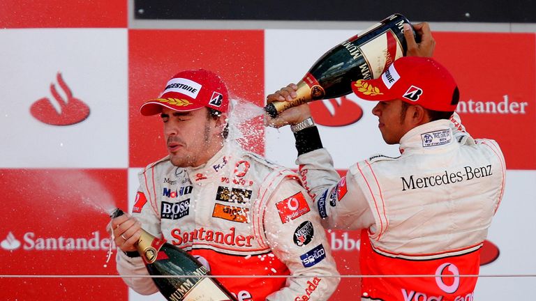 2007 wechselte Fernando Alonso zu MC Laren. Er sah sich als klare Nummer Eins. Doch mit Louis Hamilton vor sich musste er einen großen Rückschlag einstecken. Die Teamfahrer kriegten sich schnell in die Haare.