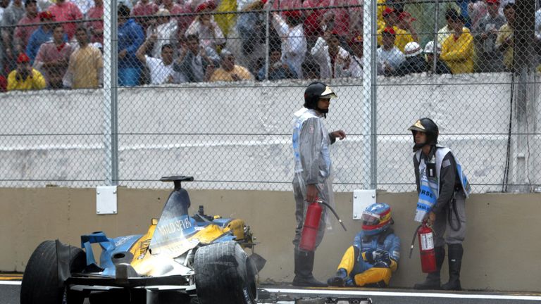 Kurios: 2003 erleitet Fernando Alonso seinen ersten großen Unfall und crasht in die Bahnbegrenzung. Trotzdem wird er als Dritter im Rennen gewertet.