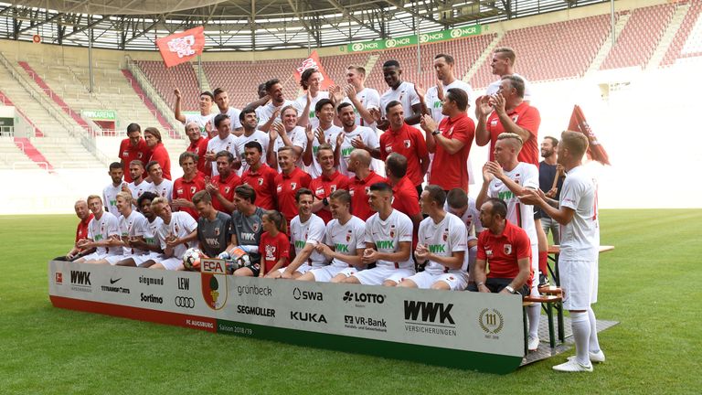 16. FC Augsburg - Durchschnittspreis: 129,31 Euro (Trikots: 74,95 Euro, Fanartikel: 20,14 Euro, Dauerkarten: 392,13 Euro, Tageskarten: 30 Euro)