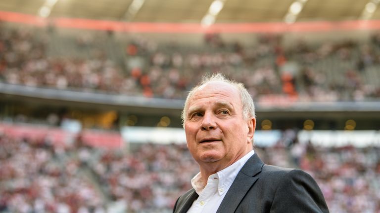 Erstmals werden in der Münchner Allianz Arena Würstchen von Bayern-Präsident Uli Hoeneß serviert. 