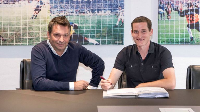 Sebastian Rudy (r.) unterschreibt auf Schalke einen Vierjahresvertrag. (Bildquelle: Twitter/@s04)