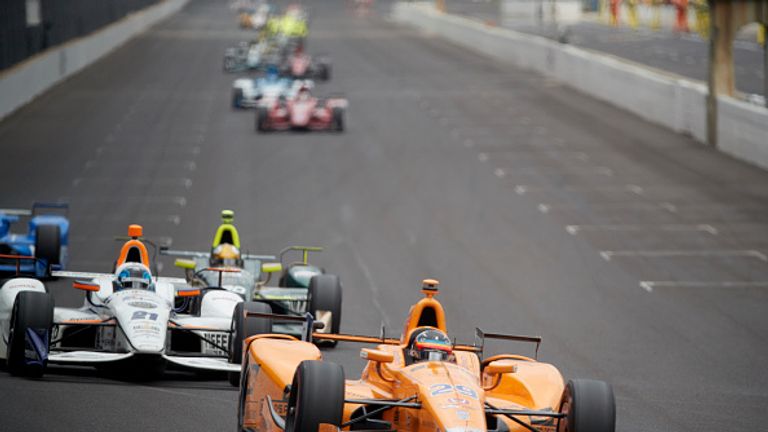 Im neuen Wagen: Fernando Alonso (Nr.29) will nun in der Indy-Car-Serie in den USA das Starterfeld anführen.