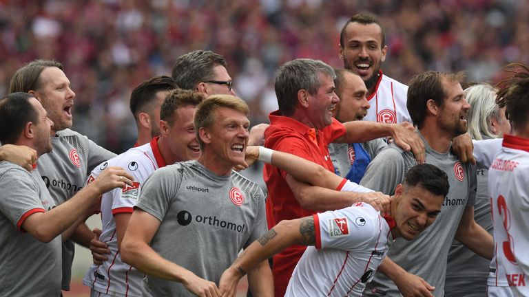 10. Fortuna Düsseldorf- Durchschnittspreis: 144,38 Euro (Trikots: 79,95 Euro, Fanartikel: 26,58 Euro, Dauerkarten: 435 Euro, Tageskarten: 36 Euro)