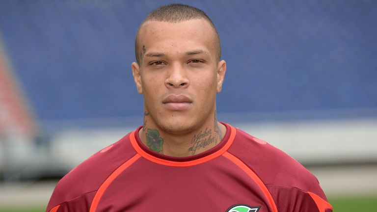 Der Fußball-Profi Franca ist 1,82 m groß, doch acht entscheidende Zentimeter fehlten ihm. Denn H96-Manager Jörg Schmadtke war 2012 "von 1,90 m ausgegangen" als er ihn verpflichtet hat. Im Dezember 2014 beendete Hannover 96 das Missverständnis und reagierte mit einer Vertragsauflösung.