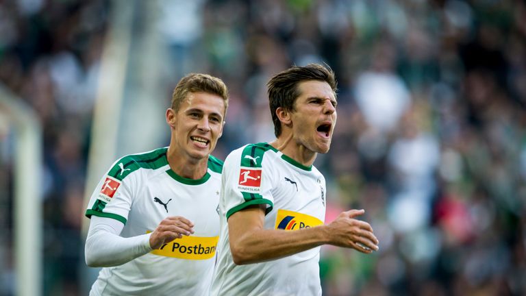 Jonas Hofmann (r.) leitete den Gladbacher Sieg gegen Leverkusen ein.