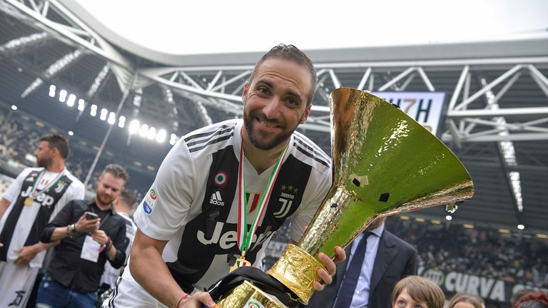 Unfraglich das "Königs"-Leihgeschäft: Nach zwei Meistertiteln mit Juventus zieht es 90-Millionen-Mann Gonzalo Higuain zum Liga-Rivalen AC Mailand - zunächst nur vorübergehend.