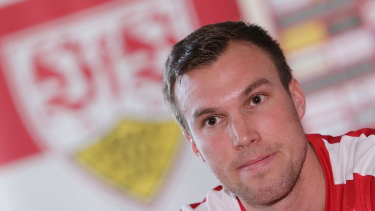 Der Wechsel von Kevin Großkreutz vom BVB zu Galatasaray Istanbul drohte zunächst wegen Formfehlern zu platzen, klappte dann aber doch. Das Problem: Großkreutz war aufgrund der Formfehler für ein halbes Jahr gesperrt. Wegen Heimwehs ging er, ohne auch nur eine Minute für die Türken absolviert zu haben, im Januar 2016 zum VfB Stuttgart.