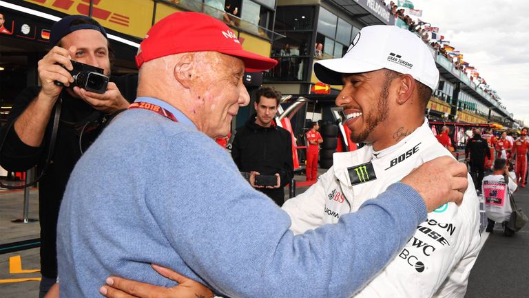Lewis Hamilton hat sich nach der Lungentransplantation für Niki Lauda zu Wort gemeldet und Genesungwünsche gesendet. 