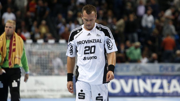 Die Wege trennen sich endgültig: Der THW Kiel entfernt das Bild von Christian Zeitz aus der Galerie unter dem Hallendach.