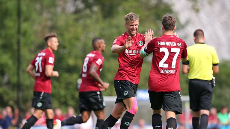13. Hannover 96 - Durchschnittspreis: 132,80 Euro (Trikots: 74,96 Euro, Fanartikel: 19,09 Euro, Dauerkarten: 405,63 Euro, Tageskarten: 31,50 Euro)