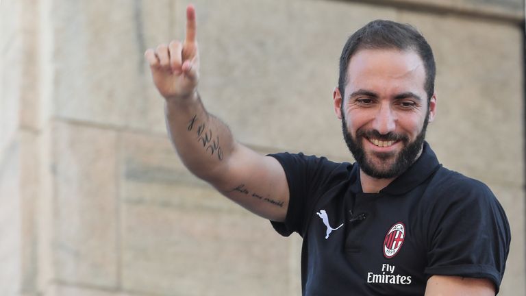 Gonzalo Higuain (30), AC Mailand: Ein spektakulärer Tausch-Deal macht es möglich, dass der Argentinier in Zukunft für AC Mailand auf Torejagd geht.  18 Millionen Euro Leihgebühr und 36 Millionen Euro Kaufoption sind nur wenige Daten des Geschäfts.