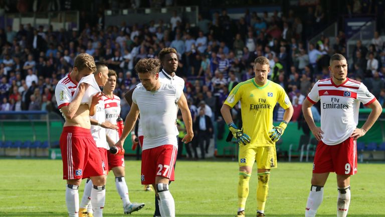 In der letzten Saison blamierten sich zwei Bundesligisten in der ersten Runde: Der FC Augsburg und der HSV flogen raus.