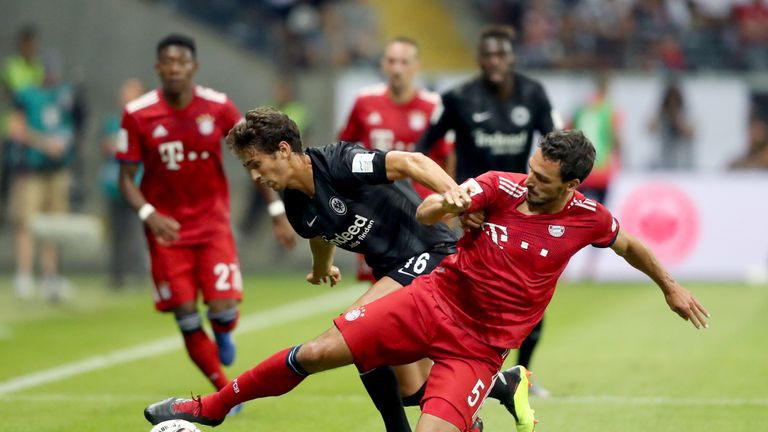 Mats Hummels im Zweikampf mit Frankfurts Lucas Torro.