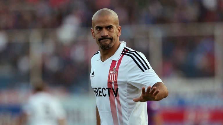 BUENOS AIRES, ARGENTINA - MAY 18:   Juan Sebasti.n Ver.n gestures during a match between Tigre and Estudiantes as part of 19th round of Torneo Final 2014 at Jos. Dellagiovanna Stadium on May 18, 2014 in Victoria, Argentina. (Photo by Daniel Jayo/LatinContent/Getty Images)