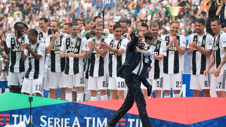 ...Die letzte Mannschaft an der Spitze ist Juventus Turin. Die Alte Dame ist italienischer Rekordmeister und könnte mit dem Neuzugang Cristiano Ronaldo die Serie von sieben Titeln in Folge sogar noch ausbauen.