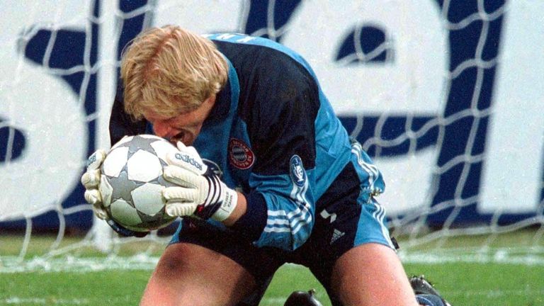 FUSSBALL : CHAMPIONS LEAGUE 00/01 FINALE in Mailand , 23.05.01..FC BAYERN MUENCHEN - FC  VALENCIA 6:5 nach Elfmeterschiessen..FC  BAYERN MUENCHEN CHAMPIONS LEAGUE SIEGER 2001..JUBEL TORWART Oliver KAHN / BAYERN nach dem letzten gehaltenen ELFMETER..FOTO:BONGARTS/Martin-Rose