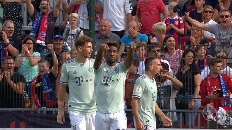 Kingsley Coman fordert nach einem aberkannten Tor den Videobeweis.