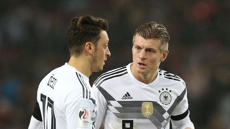 Toni Kroos kritisiert die Art und Weise des Rücktritts von Mesut Özil (l.).