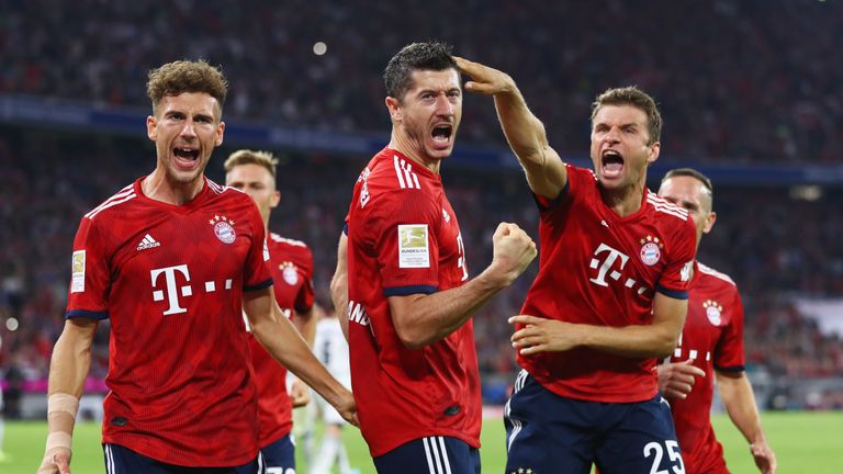 Der FC Bayern bejubelt den vorentscheidenden Treffer von Robert Lewandowski zum 2:1.